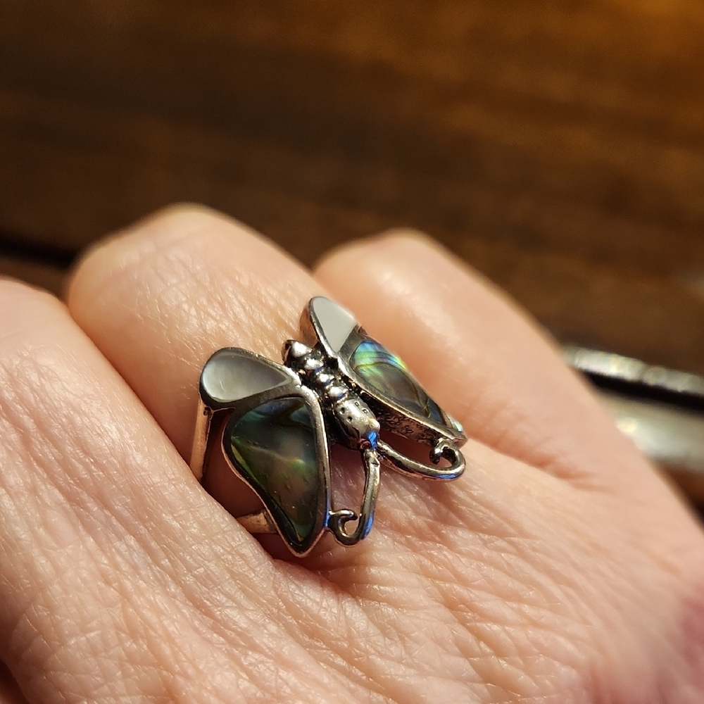 Elegant Sterling Silver Abalone/Mother of Pearl Butterfly Ring - Picture 3 of 9